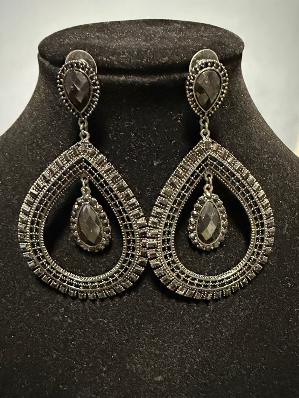 Elegant Black Teardrop Statement Earrings